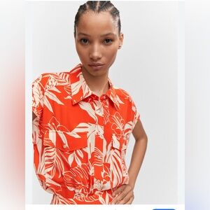 Joie Flowy fabric. Oversize design. Tropical print. Shirt-style collar